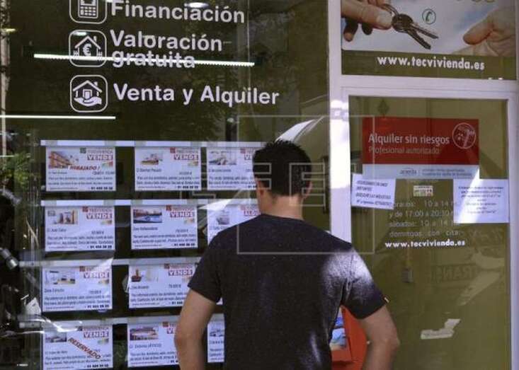Imagen de archivo de un escaparate de una inmobiliaria con anuncios de pisos en venta / EFE Diego García